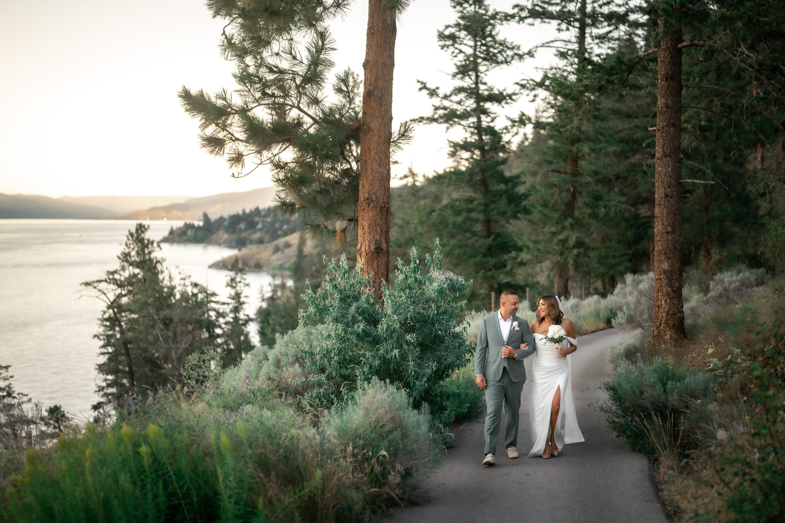 chateau okanagan wedding photo